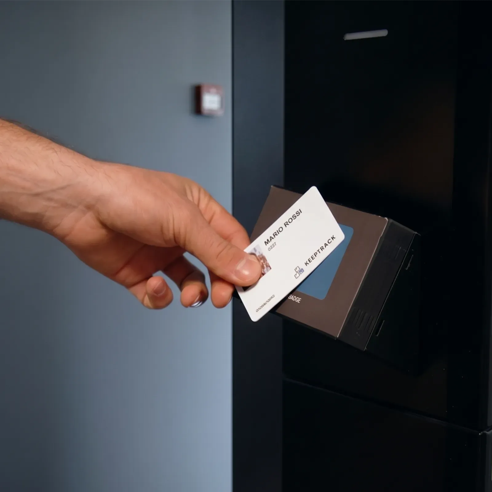 Totem industriale KeepTrack per la prenotazione autonoma di vestiario e info point